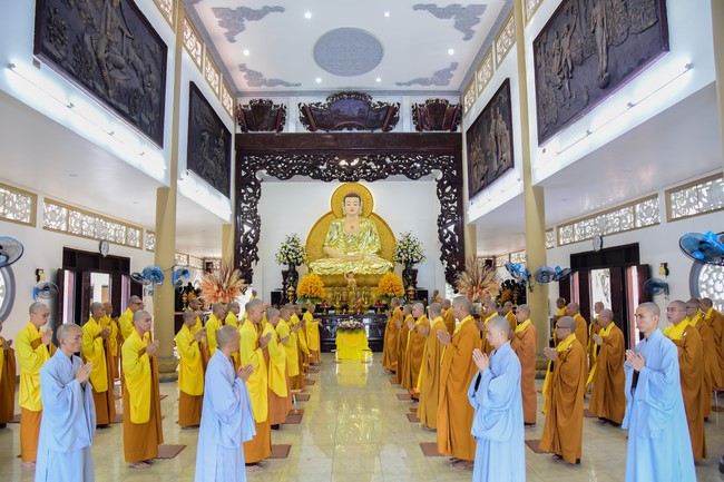 Pratimoksa commandment rite and precept listen at Hoang Phap pagoda